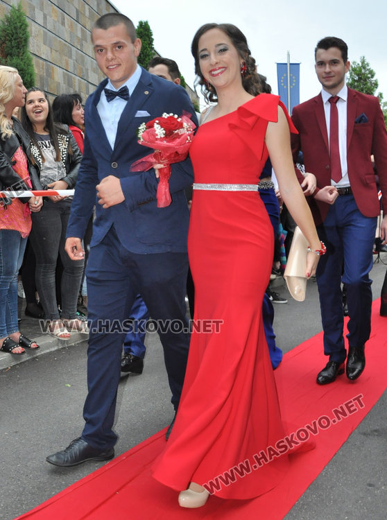 180 абитуриенти от Езиковата минаха по червения килим като холивудски звезди