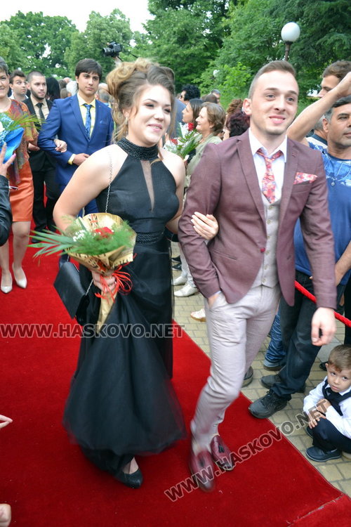 С ретро автомобил и дронове изпрати абитуриентите си езиковата гимназия