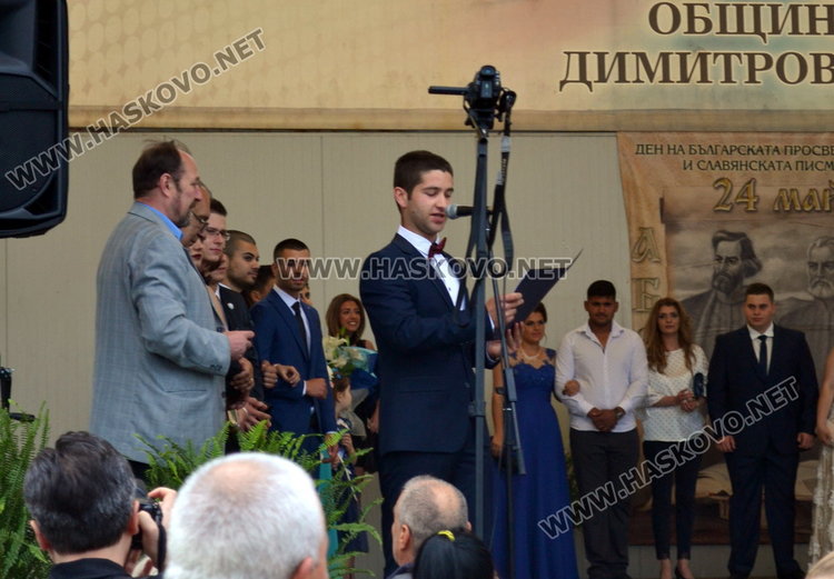 Дълги рокли и класика на бала на „Любен Каравелов“