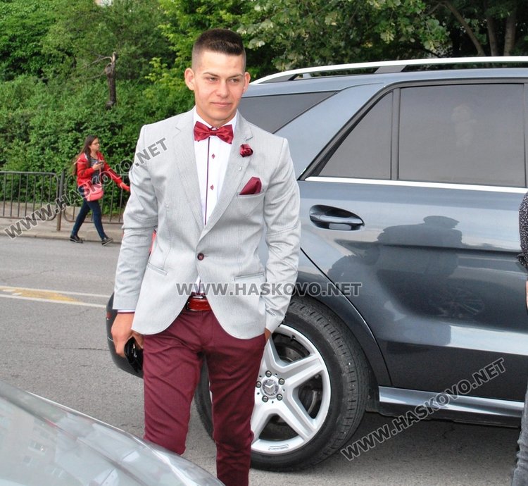 Абитуриентки от Гимназията по туризъм пристигнаха с мотори на бала