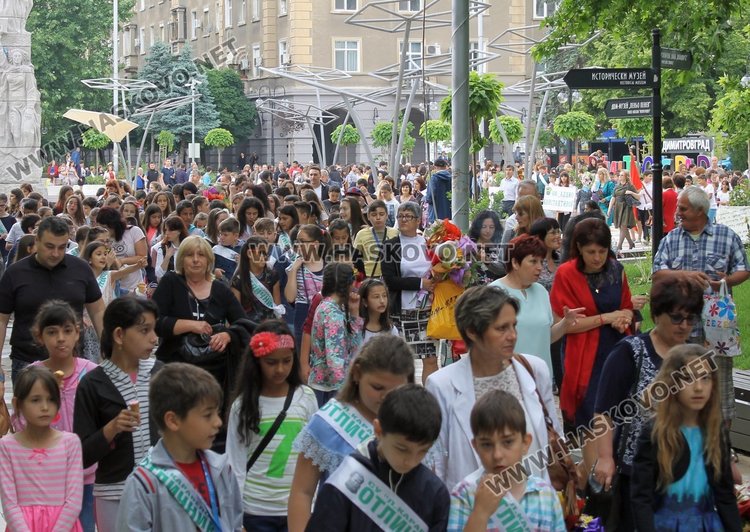 Пъстро шествие на училищата за 24-ти май