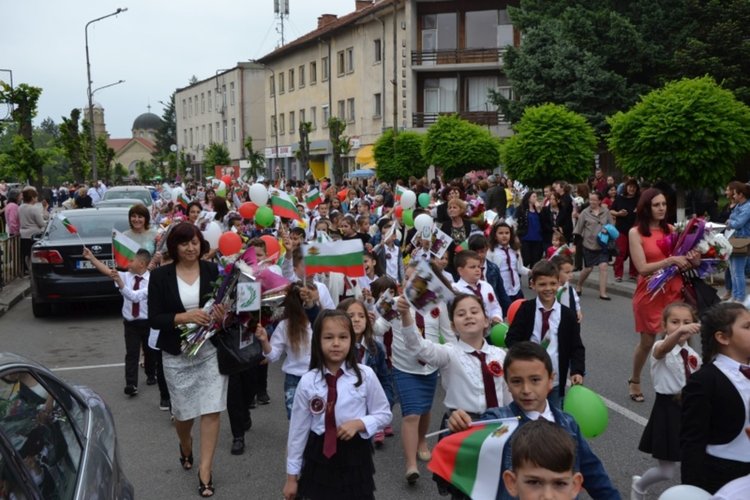 Момчилград отбеляза 24 май с празнично шествие