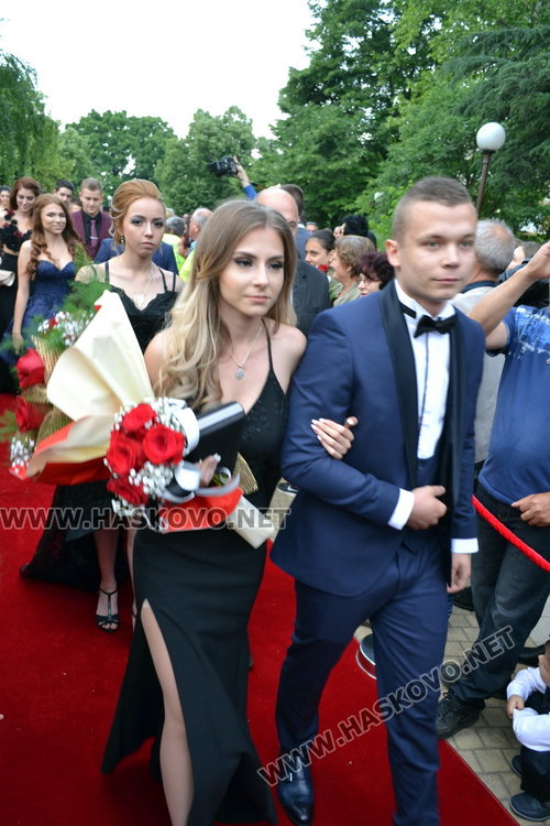 С ретро автомобил и дронове изпрати абитуриентите си езиковата гимназия