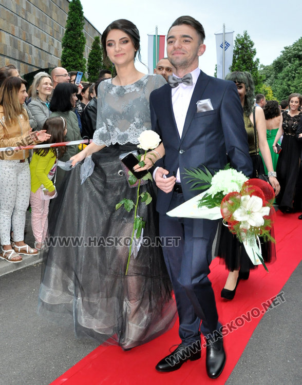 180 абитуриенти от Езиковата минаха по червения килим като холивудски звезди