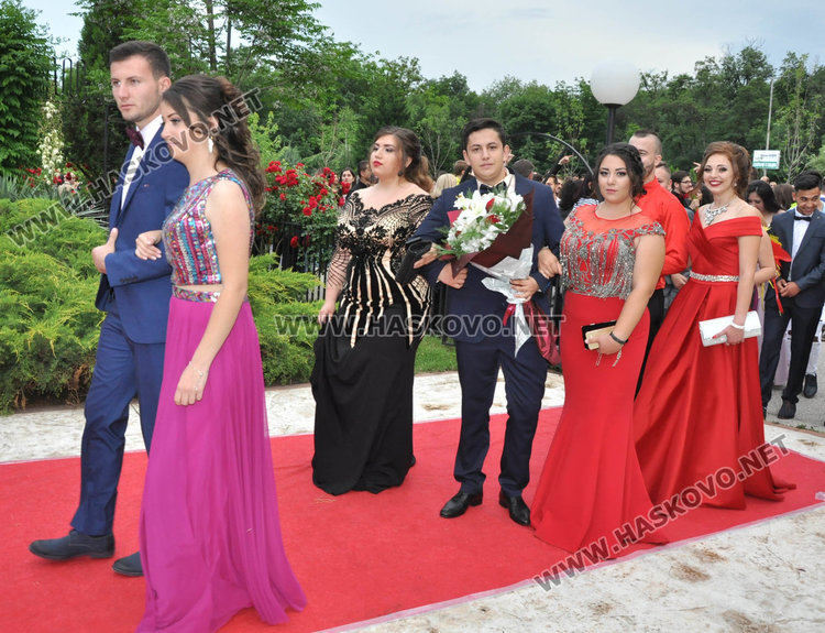 Абитуриентки от Гимназията по туризъм пристигнаха с мотори на бала