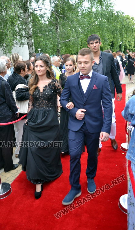 Дълги рокли и класика на бала на „Любен Каравелов“