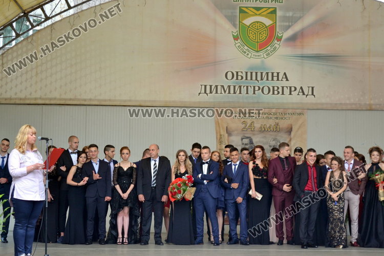 С ретро автомобил и дронове изпрати абитуриентите си езиковата гимназия