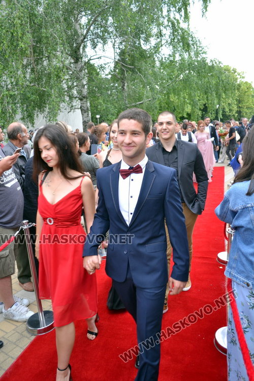 Дълги рокли и класика на бала на „Любен Каравелов“