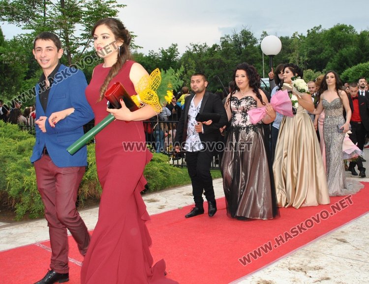 Абитуриентки от Гимназията по туризъм пристигнаха с мотори на бала