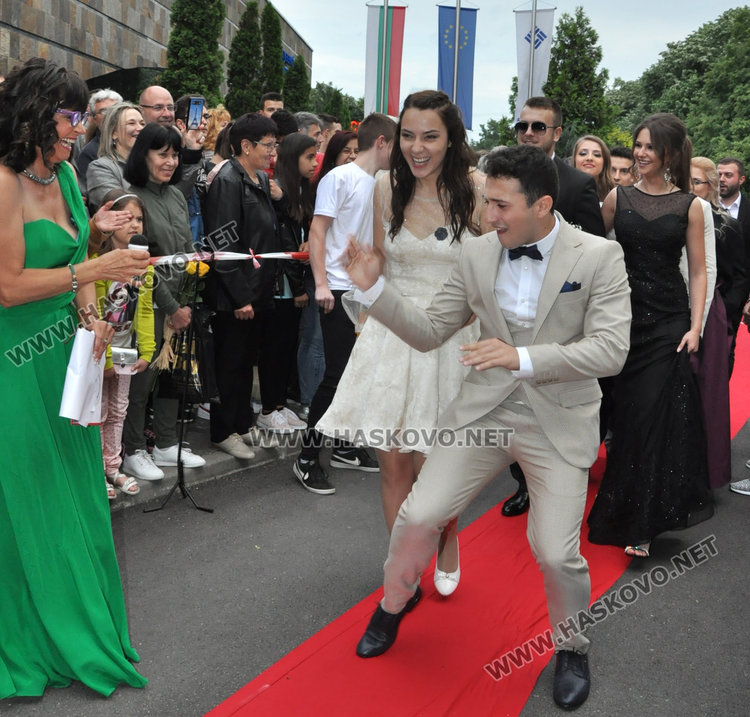 180 абитуриенти от Езиковата минаха по червения килим като холивудски звезди