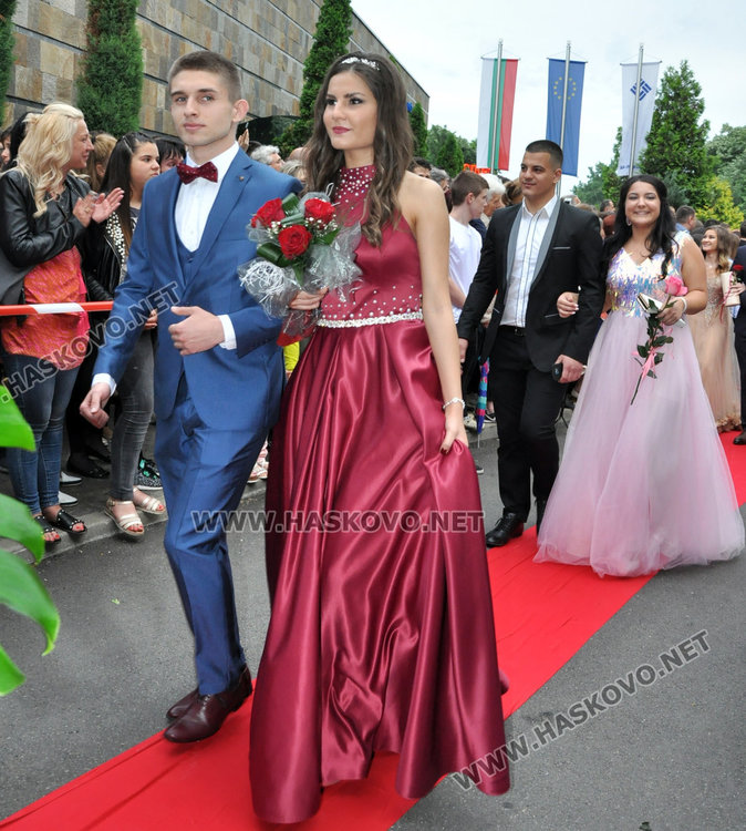 180 абитуриенти от Езиковата минаха по червения килим като холивудски звезди