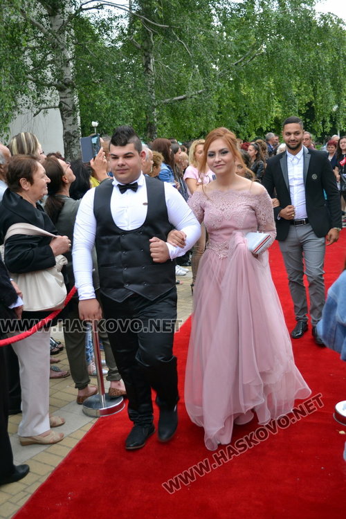 Дълги рокли и класика на бала на „Любен Каравелов“