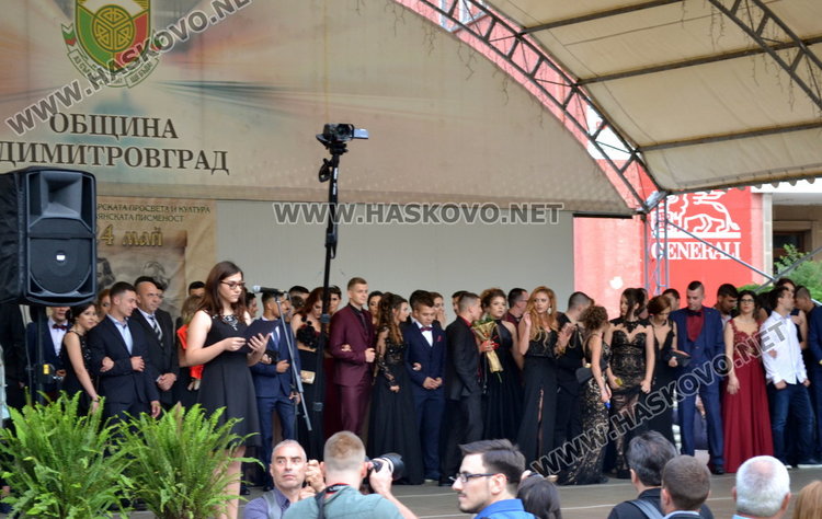 С ретро автомобил и дронове изпрати абитуриентите си езиковата гимназия