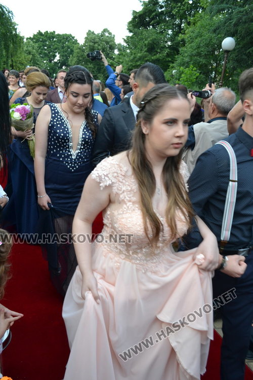 С ретро автомобил и дронове изпрати абитуриентите си езиковата гимназия