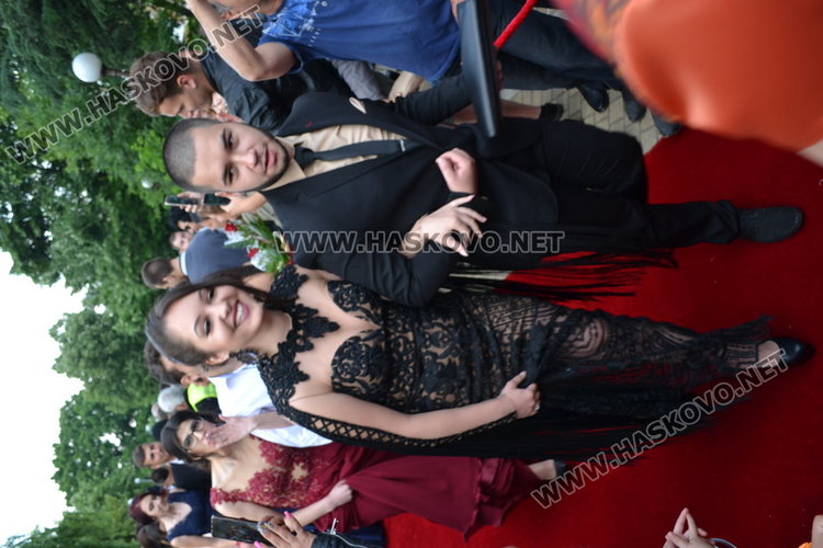 С ретро автомобил и дронове изпрати абитуриентите си езиковата гимназия