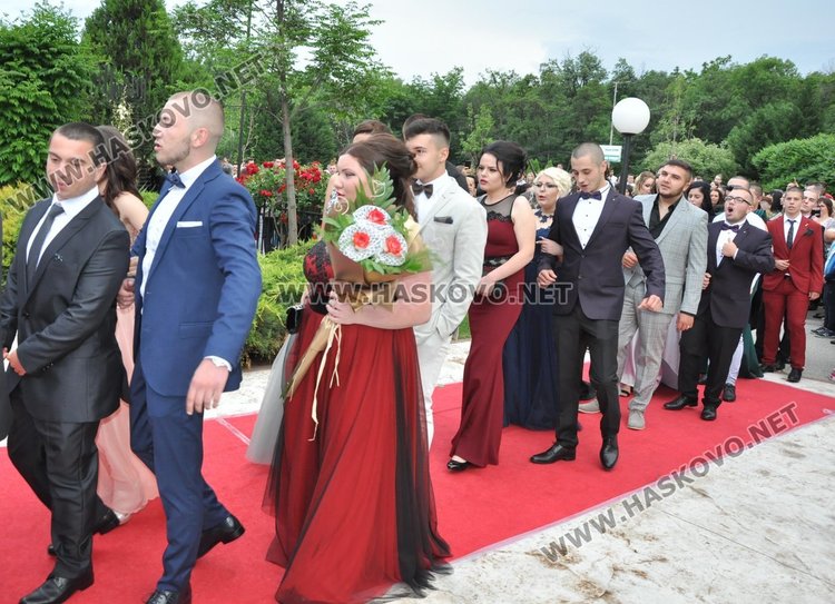 Абитуриентки от Гимназията по туризъм пристигнаха с мотори на бала