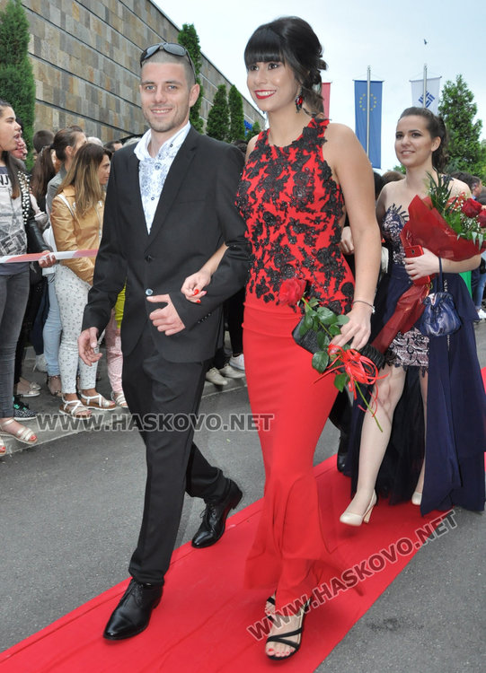 180 абитуриенти от Езиковата минаха по червения килим като холивудски звезди