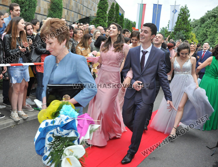 180 абитуриенти от Езиковата минаха по червения килим като холивудски звезди