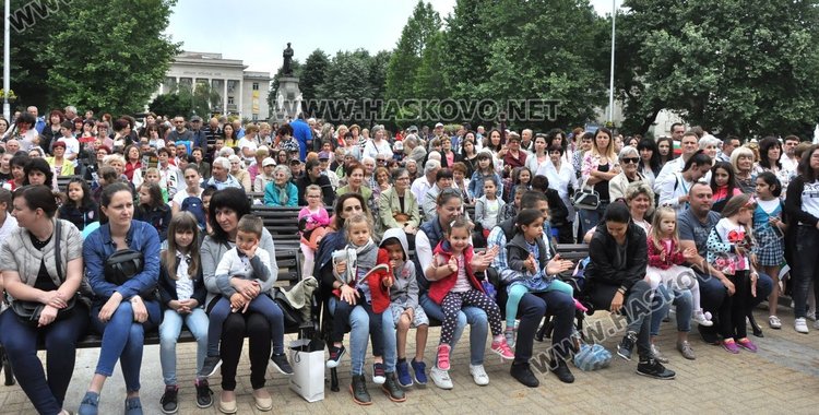 Хасково посрещна 24 май с шествие до пл. „Свобода" и пя "Върви, народе възродени"