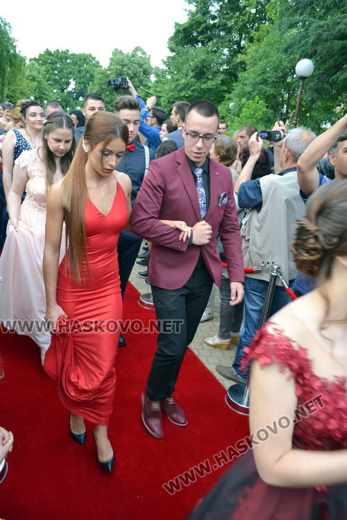 С ретро автомобил и дронове изпрати абитуриентите си езиковата гимназия