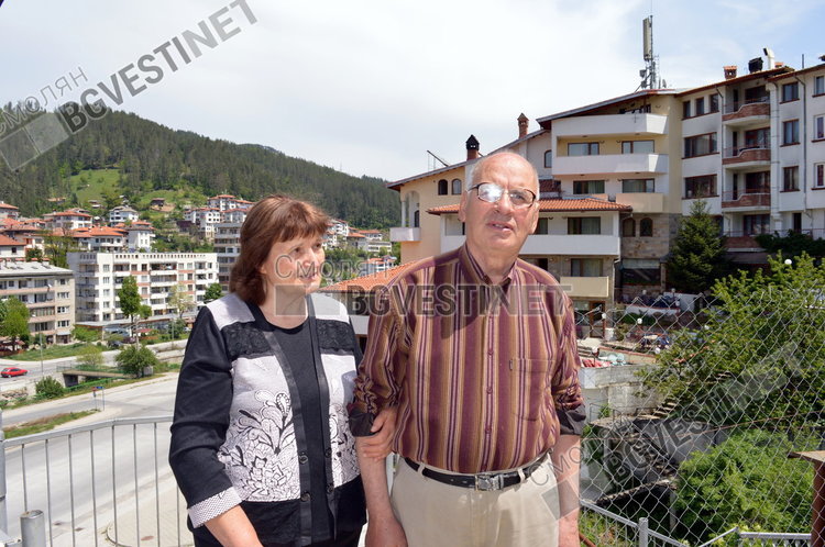 Къщата им е нависоко, вижда се половината квартал