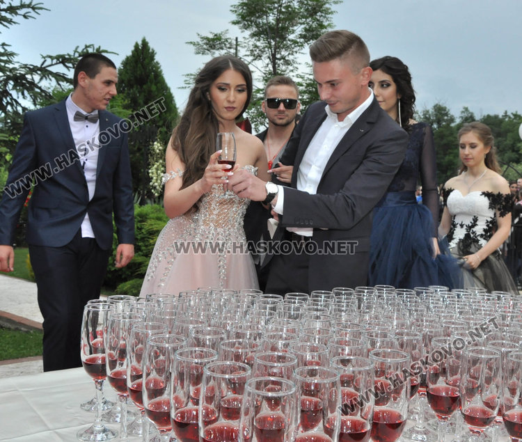 Абитуриентки от Гимназията по туризъм пристигнаха с мотори на бала