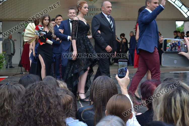 С ретро автомобил и дронове изпрати абитуриентите си езиковата гимназия