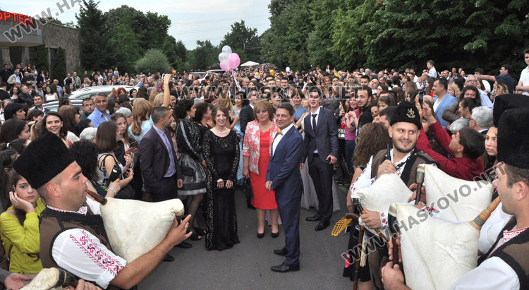 180 абитуриенти от Езиковата минаха по червения килим като холивудски звезди