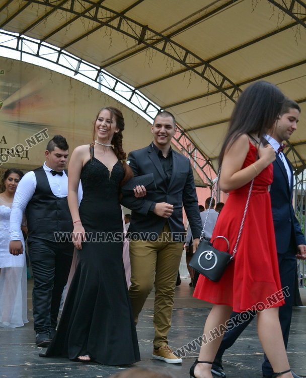 Дълги рокли и класика на бала на „Любен Каравелов“