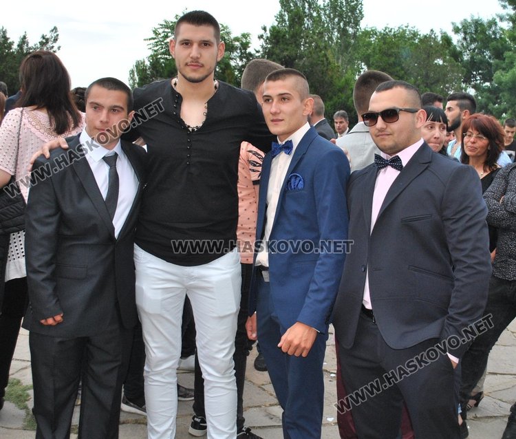 Абитуриентки от Гимназията по туризъм пристигнаха с мотори на бала