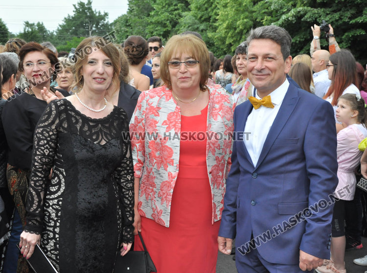 180 абитуриенти от Езиковата минаха по червения килим като холивудски звезди