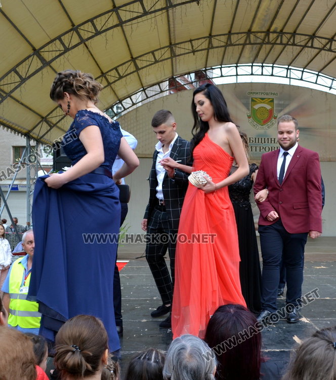 С ретро автомобил и дронове изпрати абитуриентите си езиковата гимназия