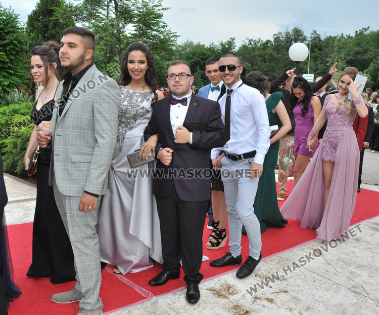 Абитуриентки от Гимназията по туризъм пристигнаха с мотори на бала