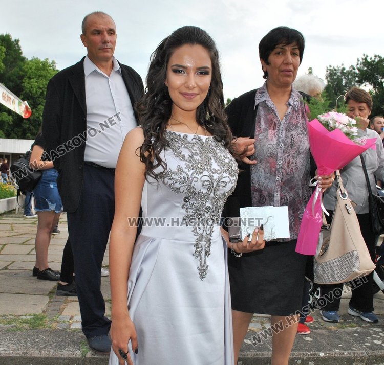 Абитуриентки от Гимназията по туризъм пристигнаха с мотори на бала