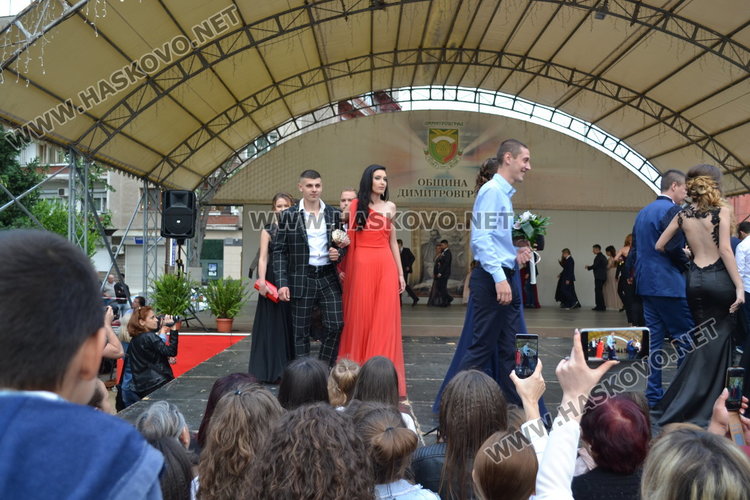 С ретро автомобил и дронове изпрати абитуриентите си езиковата гимназия