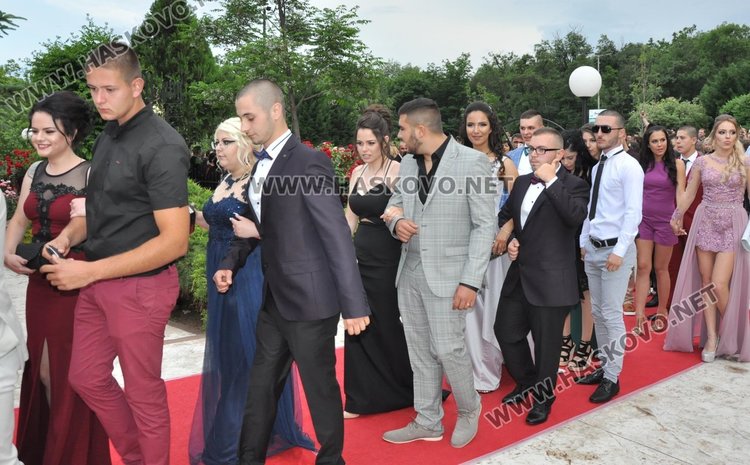 Абитуриентки от Гимназията по туризъм пристигнаха с мотори на бала