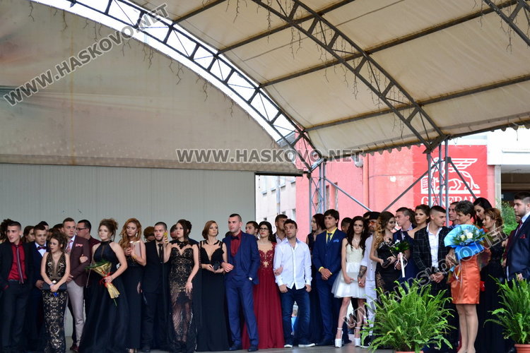 С ретро автомобил и дронове изпрати абитуриентите си езиковата гимназия