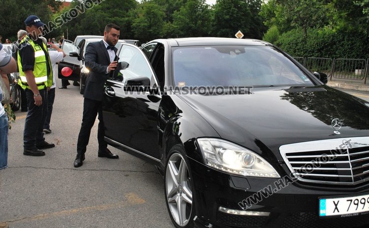 Абитуриентки от Гимназията по туризъм пристигнаха с мотори на бала