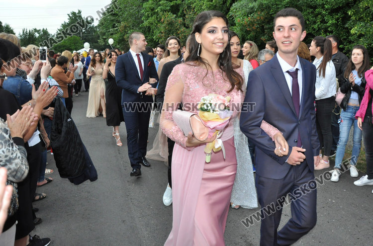 180 абитуриенти от Езиковата минаха по червения килим като холивудски звезди