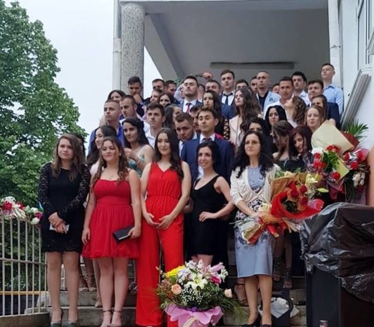 Днес, щастието беше капка сълза за абитуриентите в Чернооченско