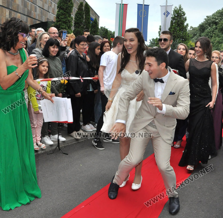 180 абитуриенти от Езиковата минаха по червения килим като холивудски звезди