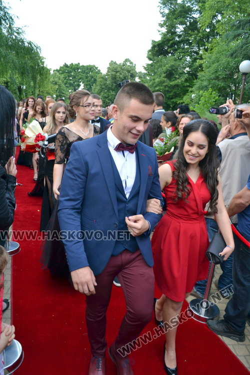 С ретро автомобил и дронове изпрати абитуриентите си езиковата гимназия