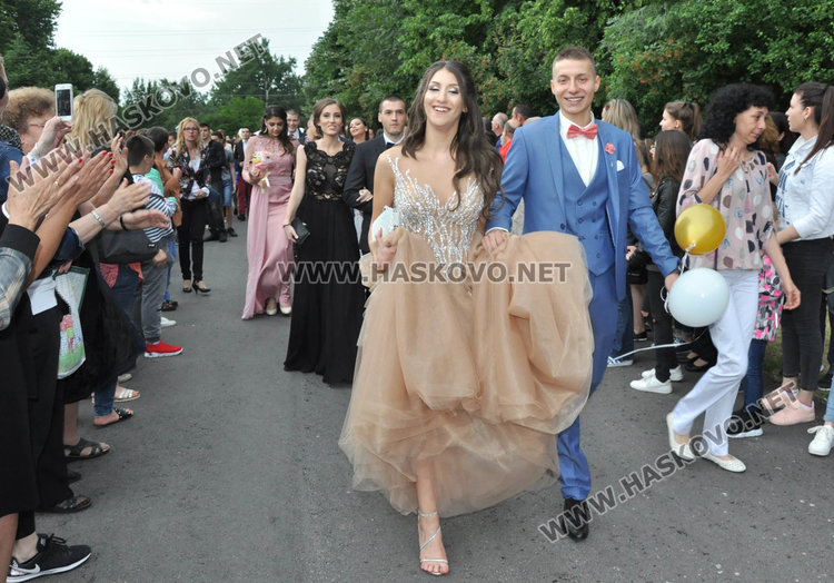 180 абитуриенти от Езиковата минаха по червения килим като холивудски звезди