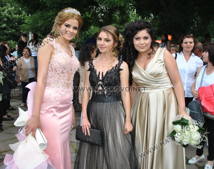 Абитуриентки от Гимназията по туризъм пристигнаха с мотори на бала