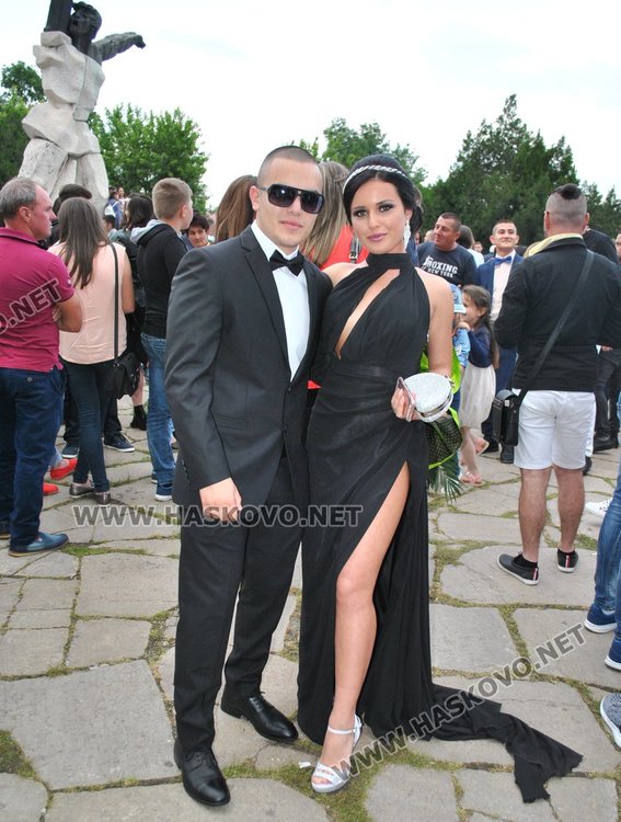 Абитуриентки от Гимназията по туризъм пристигнаха с мотори на бала