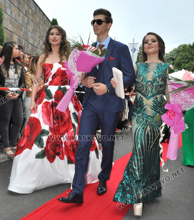 180 абитуриенти от Езиковата минаха по червения килим като холивудски звезди