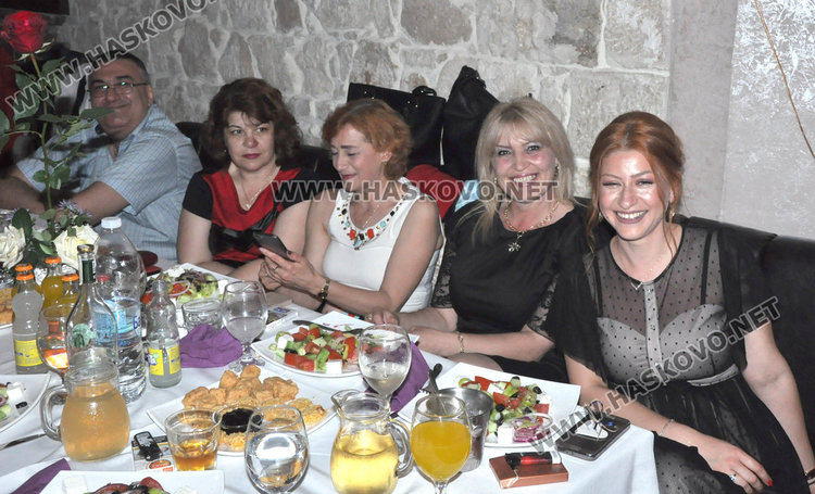 С цвета на 2018 и царствено златно абитуриентките на ПГЛП посрещнаха зрелостта