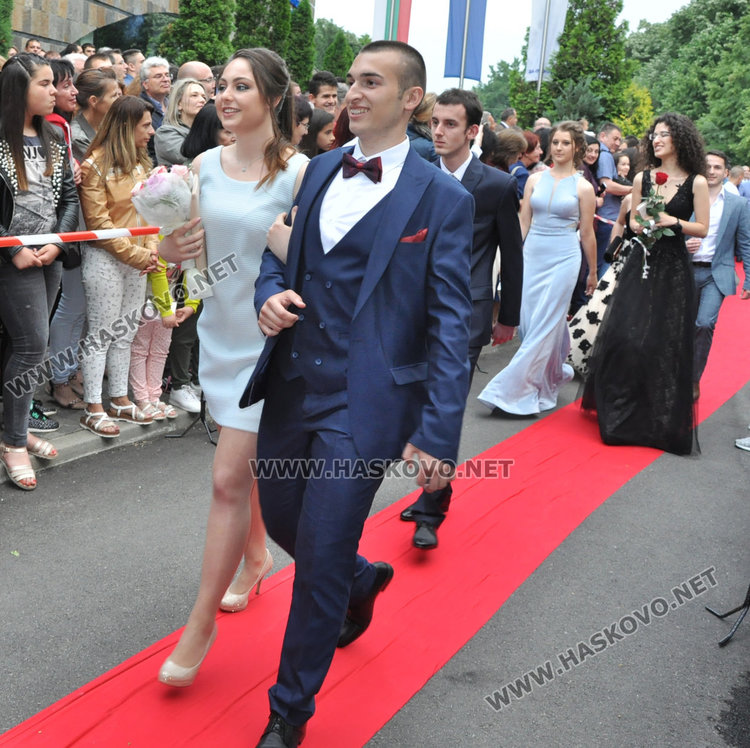180 абитуриенти от Езиковата минаха по червения килим като холивудски звезди