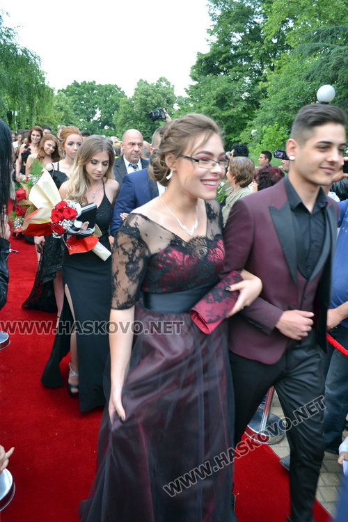 С ретро автомобил и дронове изпрати абитуриентите си езиковата гимназия