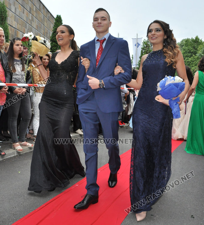 180 абитуриенти от Езиковата минаха по червения килим като холивудски звезди